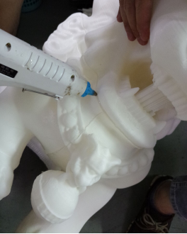 給3d打印模型獅子上膠 給3d打印模型獅子上膠