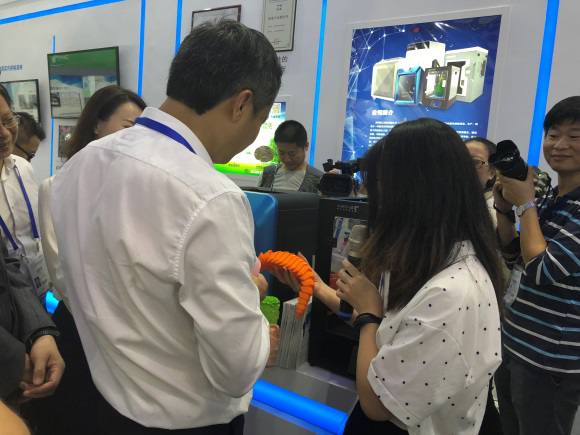 寶安區(qū)書記與我們森工科技人員親戚家交談