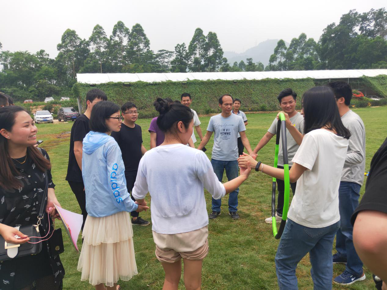 游戲活動鉆呼啦圈