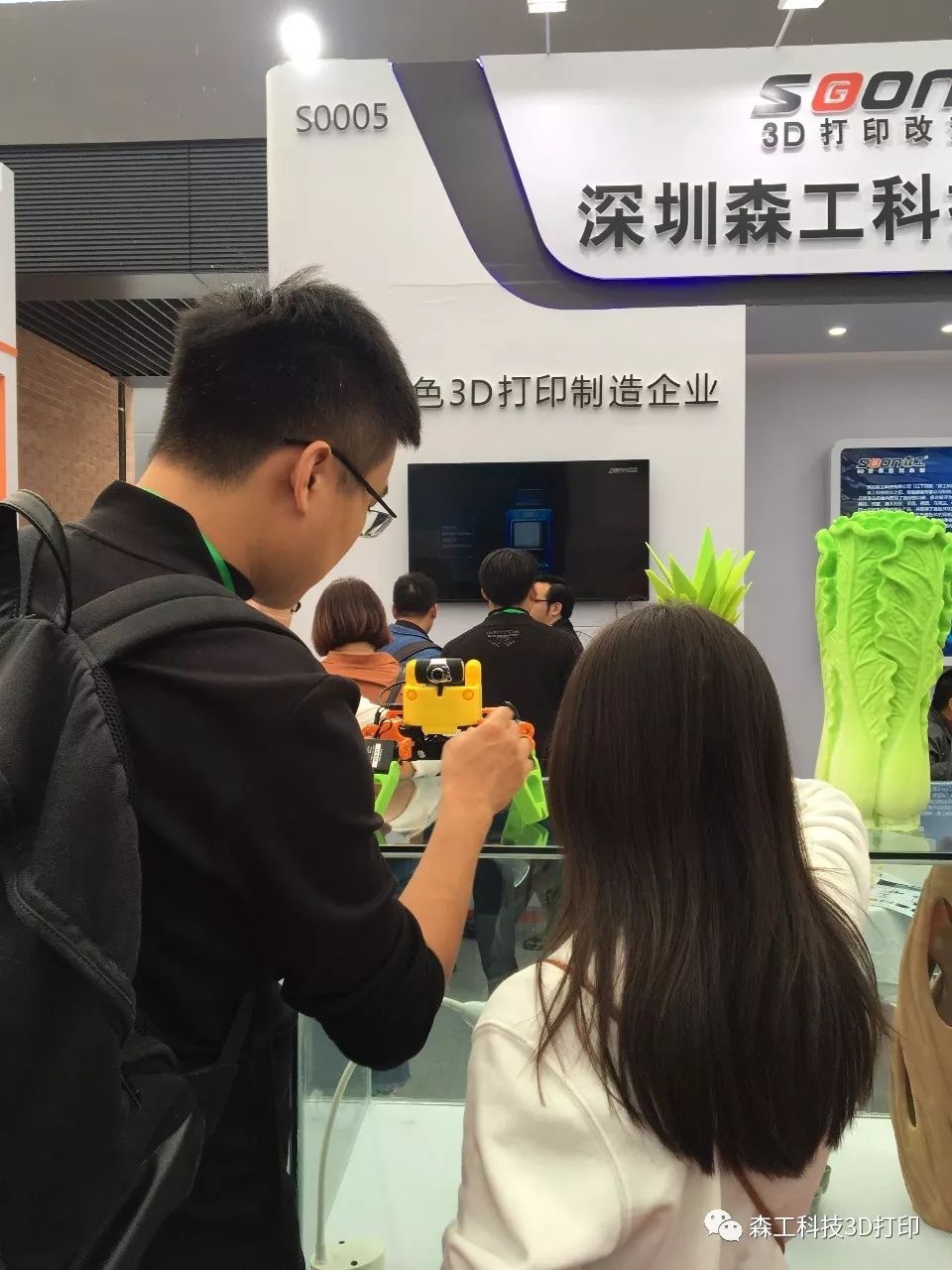 幫助參展人介紹3d打印機(jī)